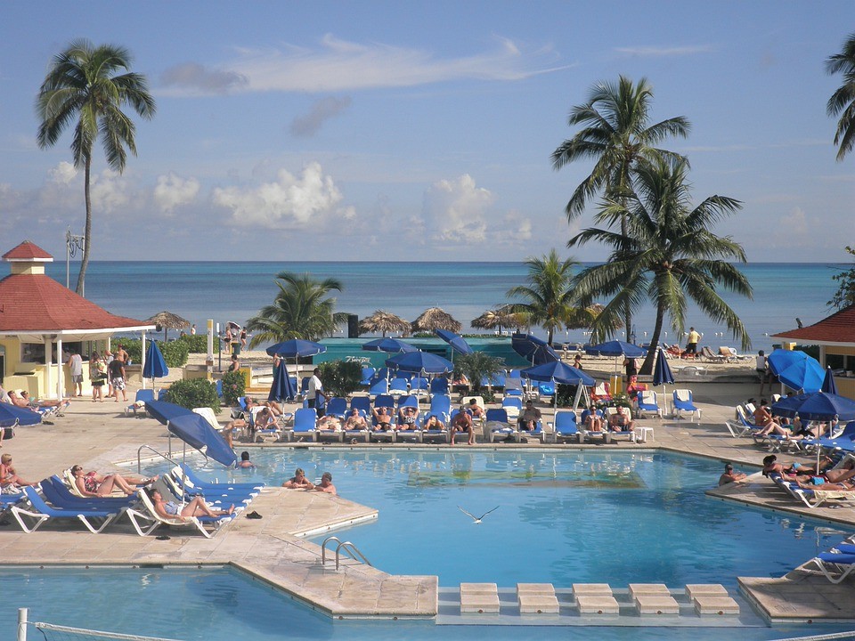 Quel budget prévoir pour une plage de piscine en quartzite ?