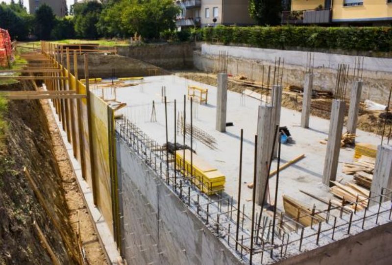 monter un mur en bloc à bancher