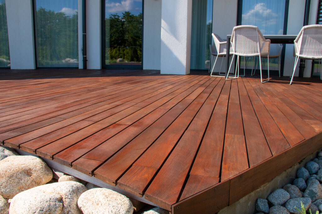 Un guide complet pour rénover votre terrasse en bois